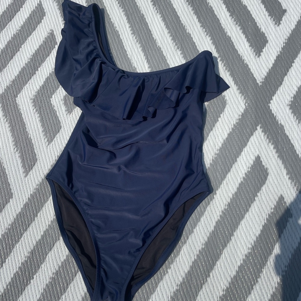Navy j crew one piece swimsuit. Sz M ☀️🕶️